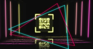 Neon geometrik şekiller üzerinde parlayan qr kodunun görüntüsü. Çevrimiçi güvenlik, kimlik ve veri işleme kavramı dijital olarak oluşturulmuş resim.