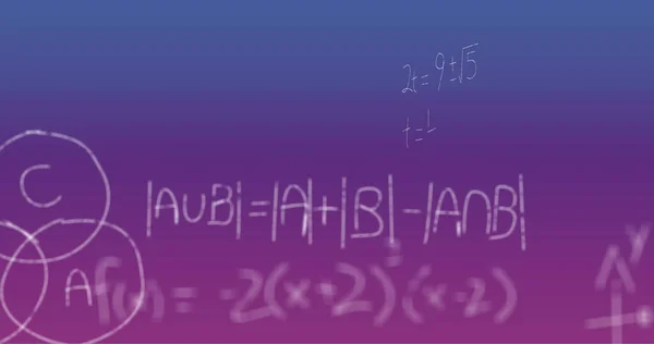 Imagen Fórmulas Matemáticas Manuscritas Sobre Fondo Azul Púrpura Concepto Ciencia —  Fotos de Stock