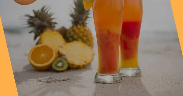 Bild Von Kokosnüssen Mit Cocktailschirmen Die Über Mehrere Cocktails Hintergrund — Stockfoto