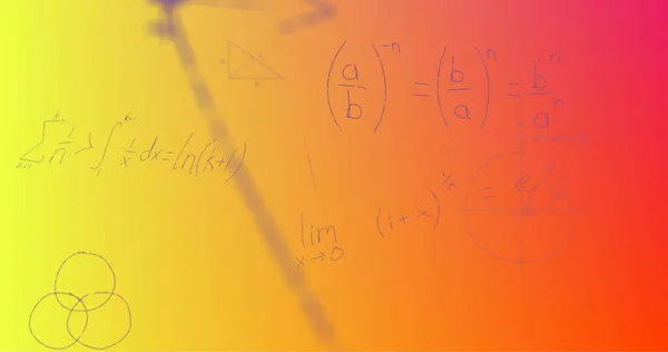 Obraz Ręcznie Pisanych Wzorów Matematycznych Żółtym Czerwonego Tle Koncepcja Nauki — Zdjęcie stockowe