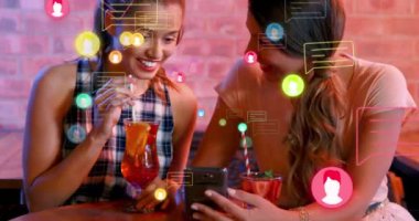 Medya simgelerinin, mutlu beyaz kadın arkadaşlarla içki içmesi üzerine kurulması. dünya kokteyl günü ve dijital olarak üretilen video konsepti.