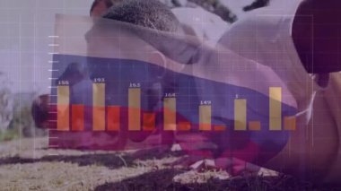 Rusya bayrağı ve çeşitli erkek askerler üzerinde veri işleme animasyonu. Ukrayna krizi ve uluslararası politika kavramı dijital olarak oluşturuldu.