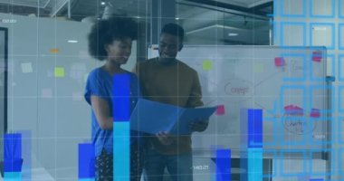 Çeşitli iş adamları üzerinde finansal veri işleme animasyonu. küresel iş, finans ve dijital arayüz kavramı dijital olarak oluşturulmuş video.