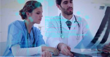 Kafkas doktorların veri işleme hakkında konuştuğu animasyon. küresel tıp, finans, bağlantılar ve dijital arayüz konsepti dijital olarak oluşturulmuş video.