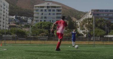 Stadyumdaki çeşitli futbolcuların medya simgelerinin canlandırılması. Sosyal medya ve iletişim arayüzü kavramı dijital olarak oluşturulmuş video.