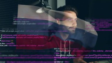 Rusya bayrağı ve veri işleme üzerine beyaz erkek hacker animasyonu. Ukrayna krizi ve uluslararası politika kavramı dijital olarak oluşturuldu.