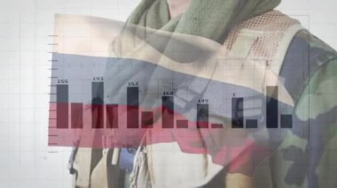 Rusya bayrağı ve beyaz erkek askerin üzerinde veri işleme animasyonu. Ukrayna krizi ve uluslararası politika kavramı dijital olarak oluşturuldu.