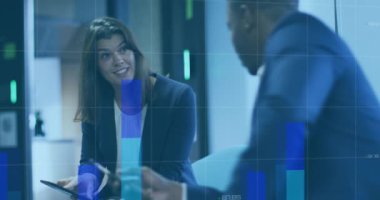 Çeşitli iş adamları üzerinde finansal veri işleme animasyonu. küresel iş, finans ve dijital arayüz kavramı dijital olarak oluşturulmuş video.