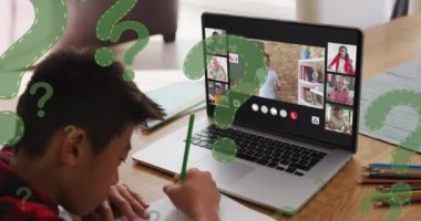 Soru işaretlerinin animasyonu çeşitli okul öğrencileri üzerinde video çağrısı alan öğretmenler üzerinde ikonalar oluşturuyor. okul ve eğitim kavramı dijital olarak oluşturulan video.