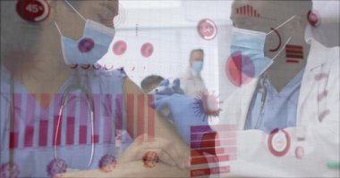 Coperid 19 hücre animasyonu ve yüz maskesi takan melez kadın doktorların aşı olma verileri. küresel covid 19 salgın ve dijital arayüz konsepti dijital olarak oluşturulmuş video.