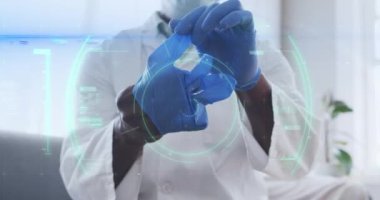 Veri işleme sırasında Afro-Amerikan erkek doktor animasyonu. küresel tıp, finans, bağlantılar ve dijital arayüz konsepti dijital olarak oluşturulmuş video.