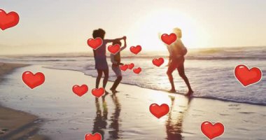 Sahildeki Afro-Amerikan ailesinin üzerinde kalp animasyonu. Sosyal medya ve iletişim arayüzü kavramı dijital olarak oluşturulmuş video.