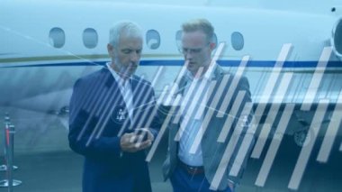 Beyaz iş adamları üzerinde uçakla finansal veri işleme animasyonu. küresel iş, finans ve dijital arayüz kavramı dijital olarak oluşturulmuş video.