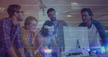 Çeşitli iş adamlarının bilgisayar kullanarak finansal veri işleme animasyonları. küresel iş, finans ve dijital arayüz kavramı dijital olarak oluşturulmuş video.