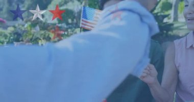 Amerikan bayrakları sallayan mutlu beyaz aile üzerinde yıldızların animasyonu. Uluslararası Aileler Günü ve dijital olarak üretilen video konsepti.