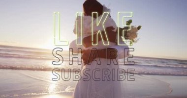 Sahilde Afro-Amerikan bir çiftin mesajlaşması gibi. Sosyal medya ve iletişim arayüzü kavramı dijital olarak oluşturulmuş video.