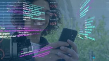 Akıllı telefon kullanan mutlu bir melez üzerinde veri işleme animasyonu. küresel iş, finans, bağlantılar ve dijital arayüz konsepti dijital olarak oluşturulmuş video.