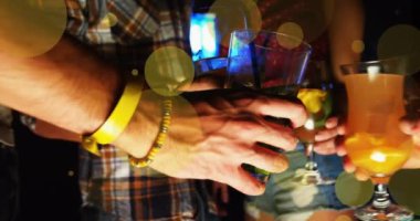 Çeşitli arkadaşlarla içkilerin üzerinde noktaların canlandırılması. dünya kokteyl günü ve dijital olarak üretilen video konsepti.