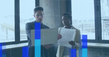 Dizüstü bilgisayarla çeşitli iş adamları üzerinde finansal veri işleme animasyonu. küresel iş, finans ve dijital arayüz kavramı dijital olarak oluşturulmuş video.