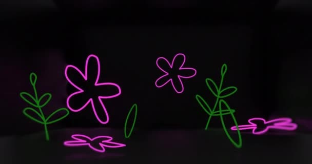 紫色霓虹灯的动画 淡淡的花朵和绿色的叶子在黑色的背景上摇曳 色和运动概念数字生成的视频 — 图库视频影像