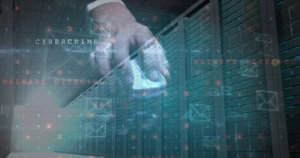 Bilgisayar Fare Sunucu Odasını Kullanan Siber Saldırı Zarf Simgeleri Küresel — Stok fotoğraf