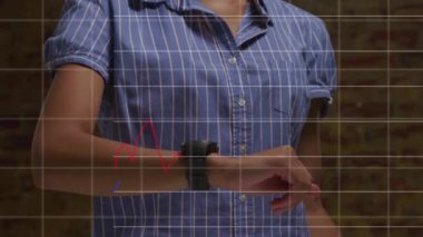 Beyaz kadının zamanı kontrol etmesi üzerine kırmızı çizgi ve veri işleme animasyonu. küresel iş, veri işleme ve bağlantı konsepti dijital olarak oluşturulmuş video.