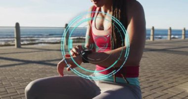 6G mesajı mavi neon tarayıcıdan geçerek gezinti güvertesinde akıllı saat kullanan Afro-Amerikan formda bir kadına karşı. Spor, spor ve teknoloji konsepti