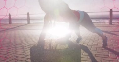 Pembe altıgen şekiller Afro-Amerikan formda bir kadına karşı gezinti alanında şınav çekiyor. spor ve spor konsepti