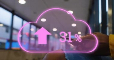 Bulutların oklarla oluşturduğu animasyon ve akıllı telefon kullanan beyaz kadının üzerinden geçen yüzde yüz artış. küresel bulut hesaplaması, dijital arayüz ve veri işleme kavramı dijital olarak oluşturulmuş video.