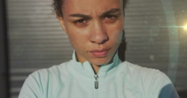 Afro-Amerikan formda bir kadının portresine karşı açık nokta. spor ve spor konsepti