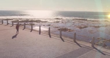 Gezintide koşan Afro-Amerikan formda bir kadının hava görüşüne karşı hafif bir nokta. spor ve spor konsepti