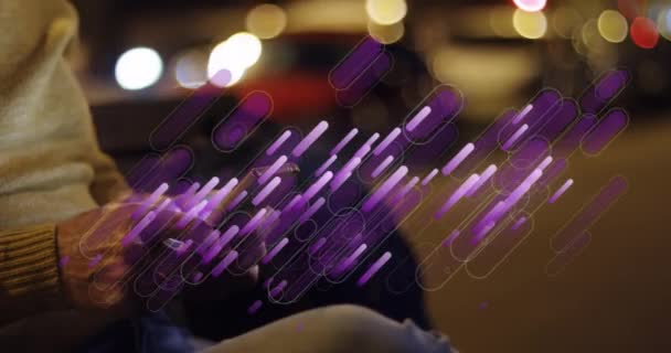 用智能手机在高加索人身上的紫光小径动画 全球云计算 数字接口和数据处理概念 — 图库视频影像