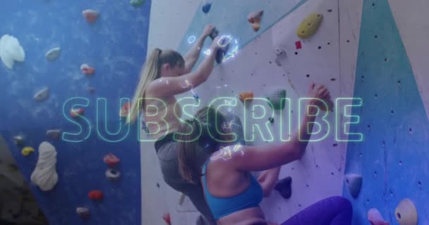 霓虹灯黄色的订阅文字横幅与两个高加索适合女性的墙壁攀爬在体育馆 健身和社交媒体联网技术概念 — 图库视频影像