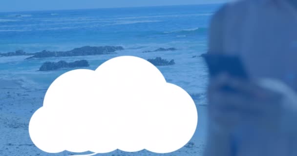 Animación Nubes Con Dispositivos Electrónicos Sobre Mujer Caucásica Usando Smartphone — Vídeos de Stock