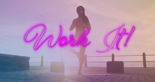 霓虹灯的紫色工作它的文字横幅反对非洲裔美国人适合的女人在长廊上做瑜伽 健康的生活方式和冥想概念 — 图库视频影像