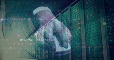 Beyaz adamın sunucu odasında yaptığı siber saldırı uyarısı görüntüsü. küresel internet güvenliği ve veri işleme kavramı dijital olarak oluşturulmuş görüntü.