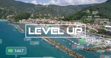 Şehir manzarasında büyüyen metin ve numaraların düzeyi. küresel sosyal medya, bağlantılar ve dijital arayüz konsepti dijital olarak oluşturulmuş görüntü.