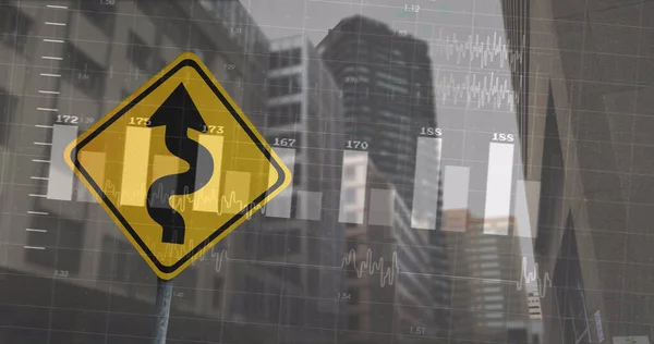 道路標識や街並みに関する財務データ処理のイメージ 世界中の金融 ビジネス デジタルインターフェースの概念はデジタルで生成され — ストック写真