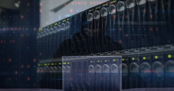 Bilgisayar Kullanarak Sunucu Odasına Yapılan Siber Saldırı Hackerın Görüntüsü Küresel — Stok fotoğraf