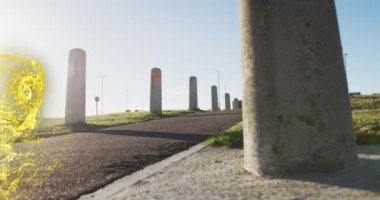 Sokaklarda koşan Afro-Amerikan fit bir kadına karşı altın dijital dalgalar. spor ve spor konsepti