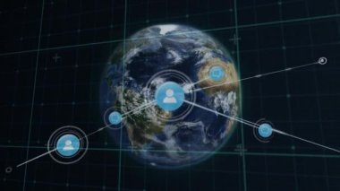 Dünya ve ızgara üzerindeki simgelerle bağlantı ağının animasyonu. küresel iş, veri işleme ve bağlantı konsepti dijital olarak oluşturulmuş video.