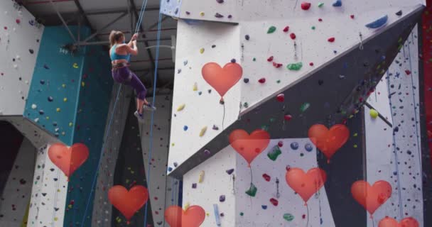 Globos Rojos Forma Corazón Flotando Contra Mujer Caucásica Forma Pared — Vídeos de Stock