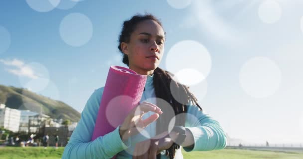 Múltiples Manchas Blancas Flotando Contra Mujer Afroamericana Forma Usando Smartwatch — Vídeos de Stock