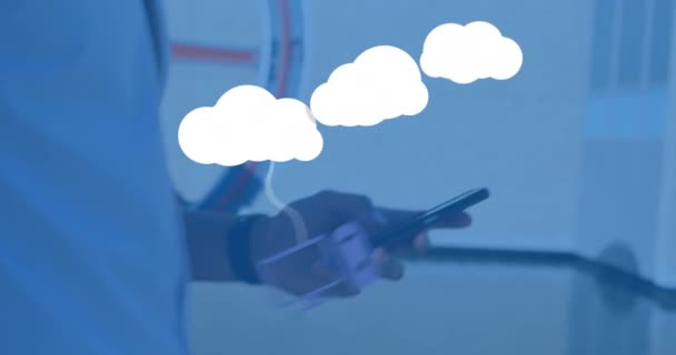 Animation Nuages Avec Des Appareils Électroniques Sur Homme Caucasien Utilisant — Video