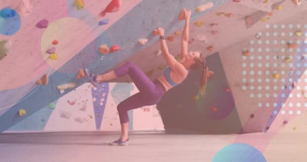 Spor Salonunda Beyaz Kadın Duvar Tırmanışına Karşı Soyut Renkli Şekiller — Stok video