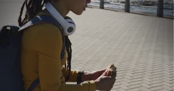 Sano Striscione Testo Contro Donna Afroamericana Che Uno Spuntino Sul — Video Stock