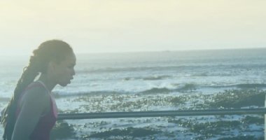 Neon dijital dalga, gezinti güvertesinde koşan Afro-Amerikan formda bir kadına karşı. spor ve spor konsepti