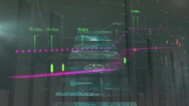 Ekranlar üzerinde grafik ve veri işleme animasyonları. küresel iş, veri işleme ve hesaplama kavramı dijital olarak oluşturulmuş video.