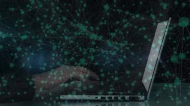 Dünya haritası üzerinde simgeler ve dizüstü bilgisayarlarla bağlantı ağının animasyonu. küresel bağlantılar, veri işleme ve dijital olarak oluşturulmuş video ağ konsepti.