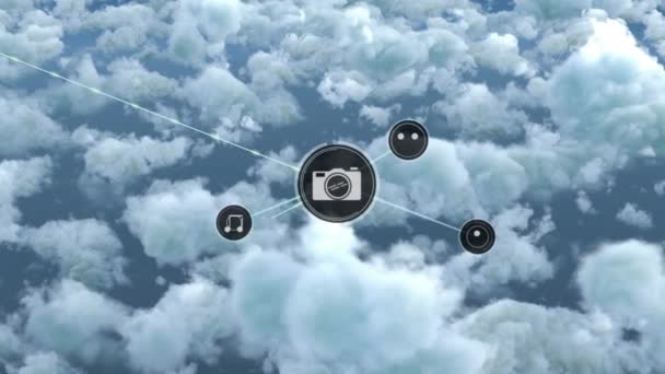 青い空の雲に対するデジタルアイコンのネットワーク 世界的なネットワーキングとクラウドストレージ技術の概念 — ストック動画